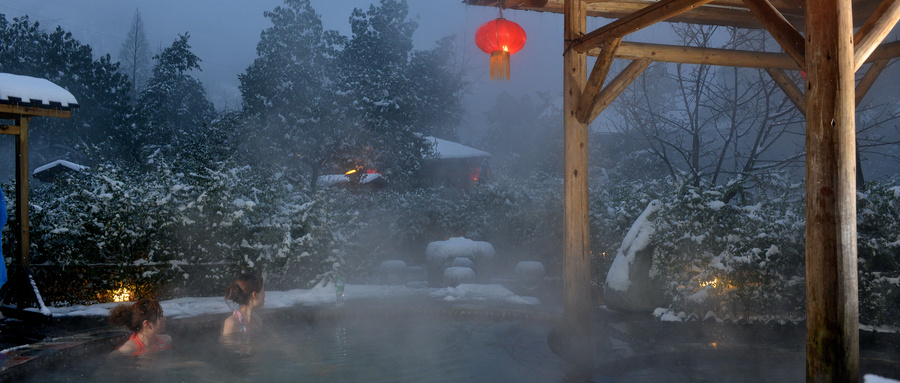 摄图网_500591389_wx_在冰天雪地中泡温泉（企业商用）.jpg