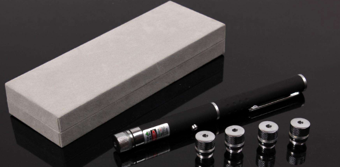 激光笔为什么不能往天上照