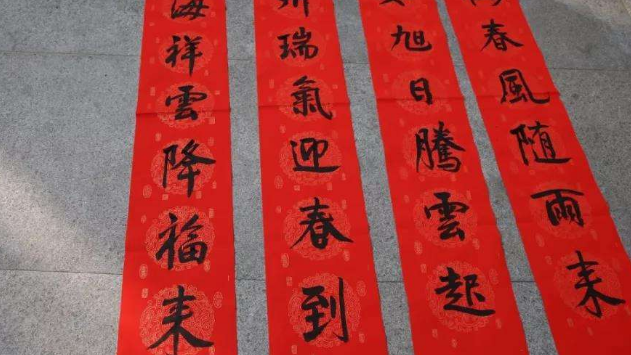 左边塘字开了头,右边水字开头。作一副对联,怎样写?