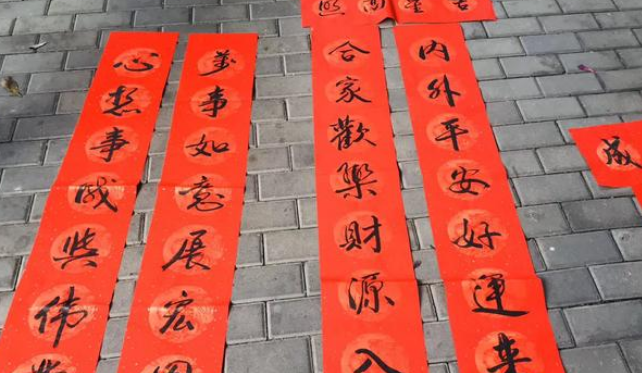 瑞雪飘飞澄玉宇;金虎跃跳贺新年什么意思