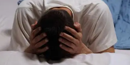 侧枕难眠什么意思