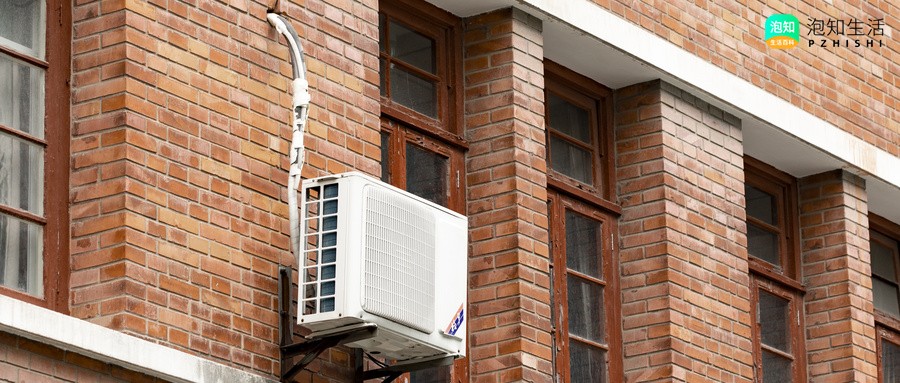 高层室外挂空调是直接放在水泥板上吗?