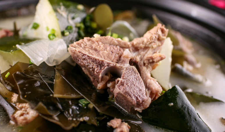 龙骨炖汤后肉可以拌着吃吗？龙骨炖汤要焯水吗