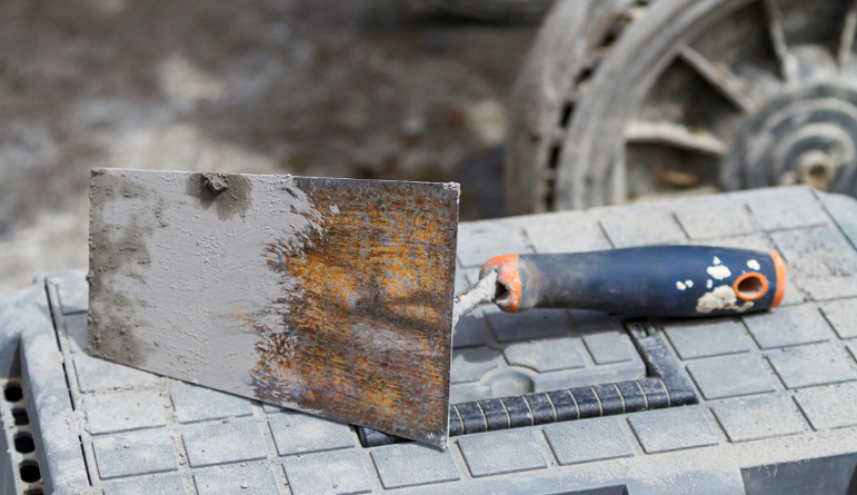 偏轴线墙体砌筑梁底错台怎么处理？砌体的轴线偏移用什么检查